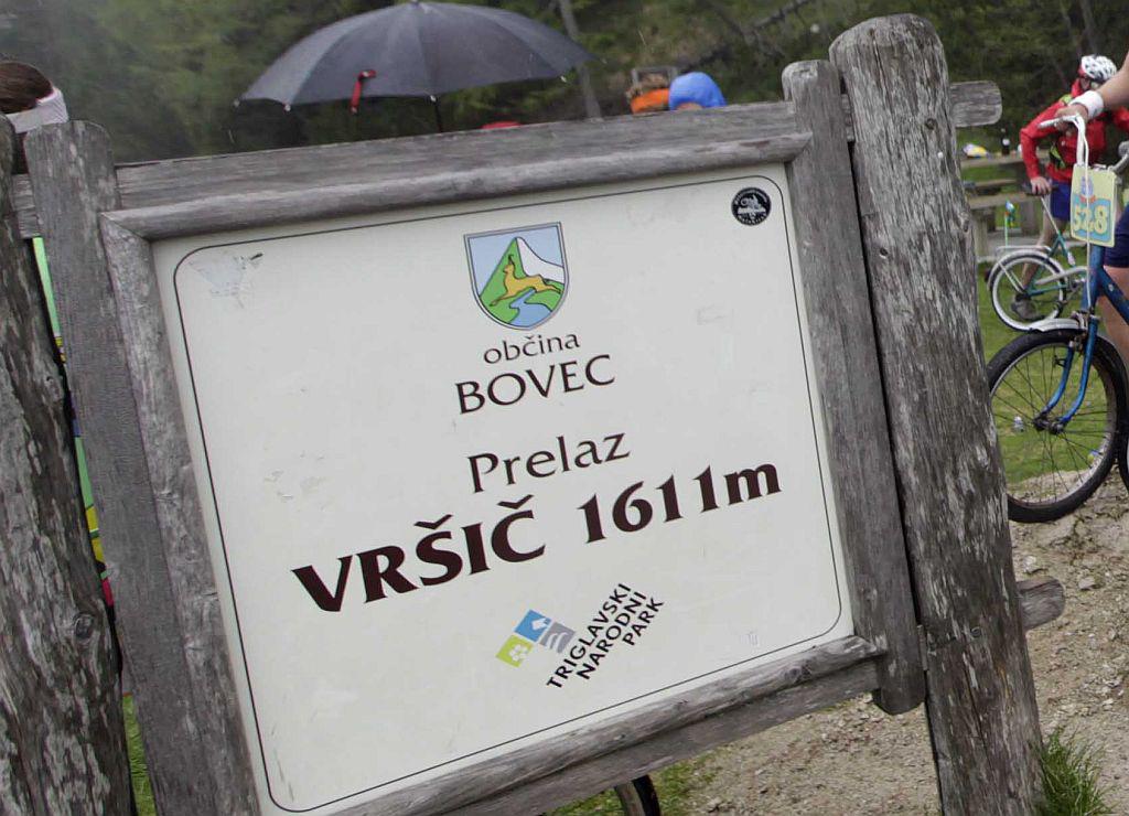 Prelaz Vršič je bil nazadnje vzpon in takrat tudi cilj etape na Dirki po Sloveniji leta 2013, ko je na vrhu slavil Hrvat Radoslav Rogina pred Janom Polancem. Leta 2007 je na njem slavil Vincenzo Nibali, leta 2006 Tomaž Nose, leta 2005 Przemyslaw Niemiec ... Foto: RTV Slovenija