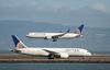 Osramočeni United Airlines spreminja politiko - 10.000 dolarjev, če se odrečete sedežu
