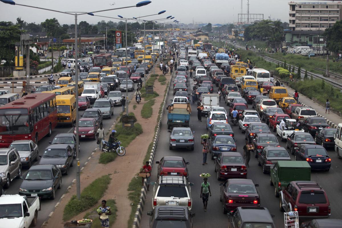 V 21-milijonskem Lagosu v Nigeriji se spopadajo z vsakodnevnimi prometnimi konicami, starim voznim parkom in nizkokakovostnim gorivom. Foto: Reuters