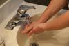 Dan higiene rok: vzrok za okužbo so pogosto tudi okužene roke zdravstvenih delavcev