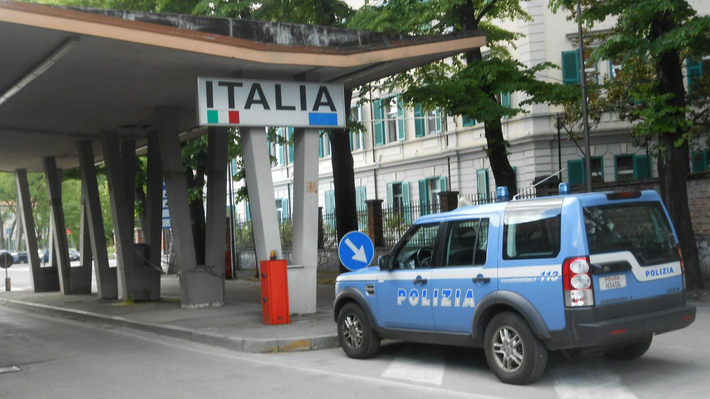 Predlog SDS-a za pripravo ukrepov za vzpostavitev nadzora na meji z Italijo med poslanci nima zadostne podpore. Foto: Radio Koper