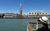 Video: Benetke se dušijo v množičnem turizmu
