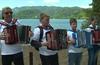 Video: Avsenikova Otoček sredi jezera zadonela iz 600 harmonik