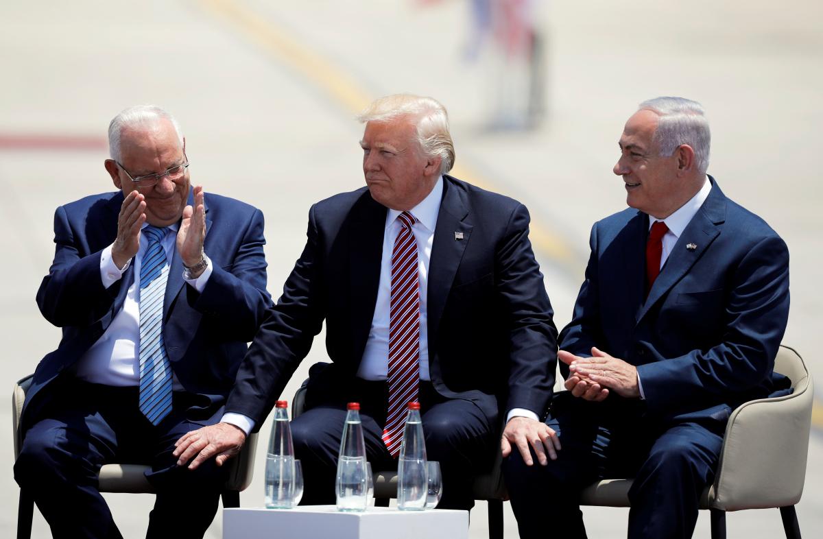 Donalda Trumpa sta ob pristanku v Tel Avivu pričakala izraelski predsednik Ruven Rivlin (na levi) in izraelski premier Benjamin Netanjahu. Foto: EPA