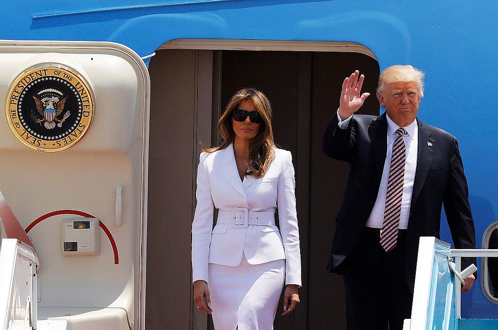 Velikokrat je bilo videti, kako je pri izkrcanju iz letala Trump hodil nekaj korakov pred ženo. V Tel Avivu sta po stopnicah zakorakala skupaj. Foto: Reuters