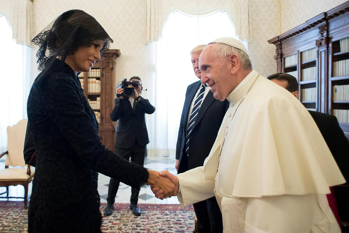 Papež se je na obisk prve dame slovenskih korenin dobro pripravil, a se je iskriva domislica izgubila v zmedi prevajanja iz španščine v angleščino. Foto: Reuters
