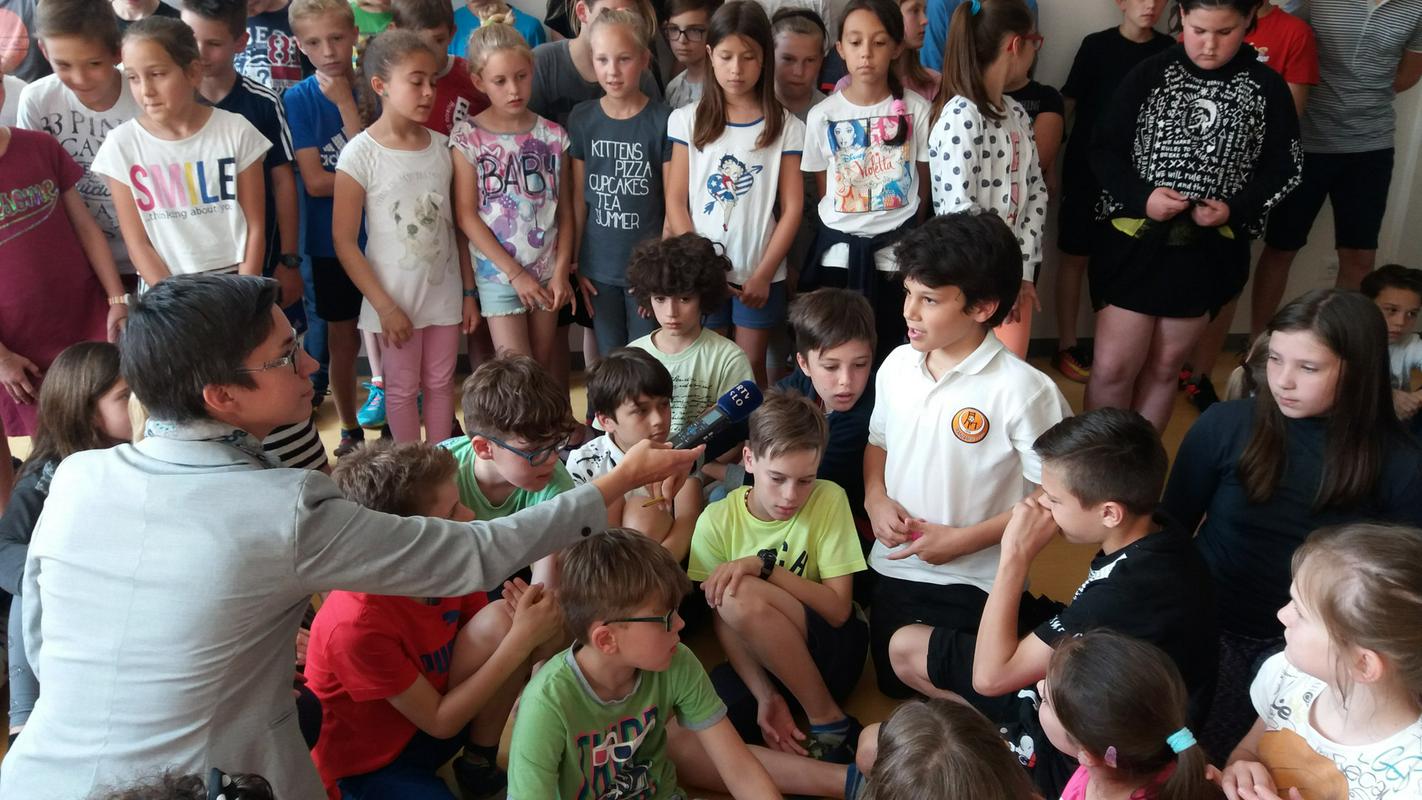 Učenci dvojezične šole Pavel Petričič pred mikrofonom Radia Koper. Foto: Andrej Šavko
