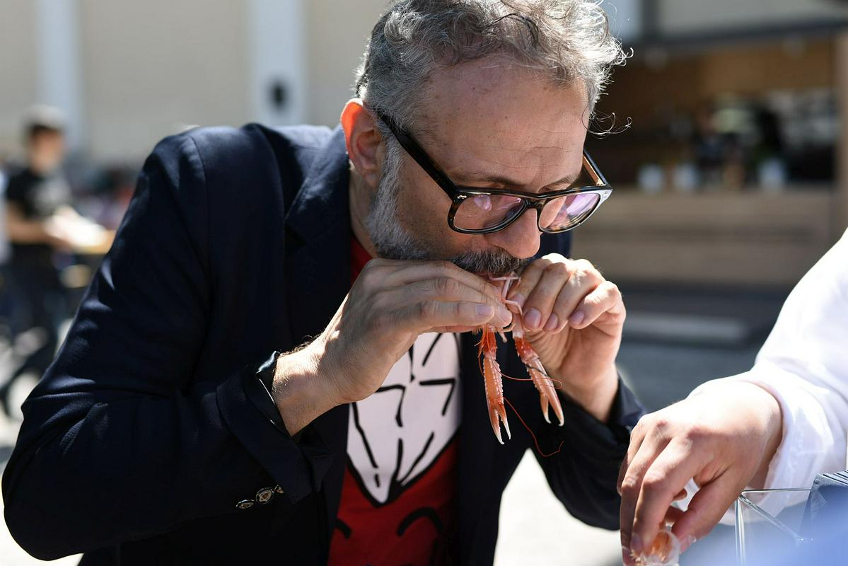 Massimo Bottura je na primer delal v restavracijah, ki niso imele posebnega slovesa, preden se je povzpel do naziva najboljšega kuharskega mojstra na svetu (po oceni skupine strokovnjakov, ki jih je izbrala družba Deloitte). Na fotografiji je Bottura med obiskom v Ljubljani leta 2017. Foto: Teden nezavržene hrane