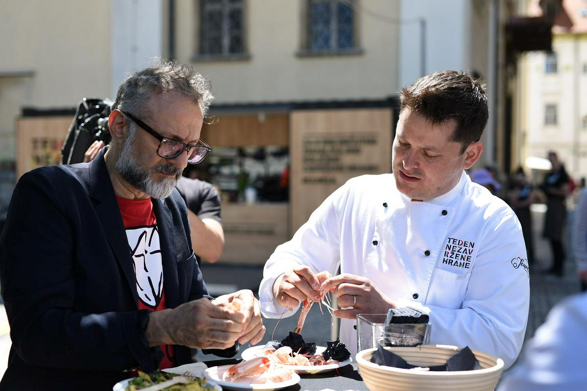 Odprtje Tedna nezavržene hrane na Pogačarjevem trgu kot slavnostni gost obiskal najboljši kuharski mojster v Evropi, Massimo Bottura (na fotografiji s pobudnikom projekta Luko Jezerškom). Foto: Teden nezavržene hrane