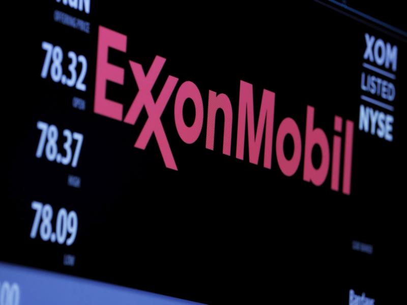 Tudi delnice Exxon Mobila so šle v petek navzdol, potem ko je ob slovesu od ruskega trga ta naftni velikan odpisal za 3,4 milijarde naložb. A še vedno je tečaj Exxon Mobila v letošnjem letu višji za zajetnih 40 odstotkov, seveda predvsem na račun občutno višjih cen nafte (letos skoraj +40 odstotkov). Foto: Reuters