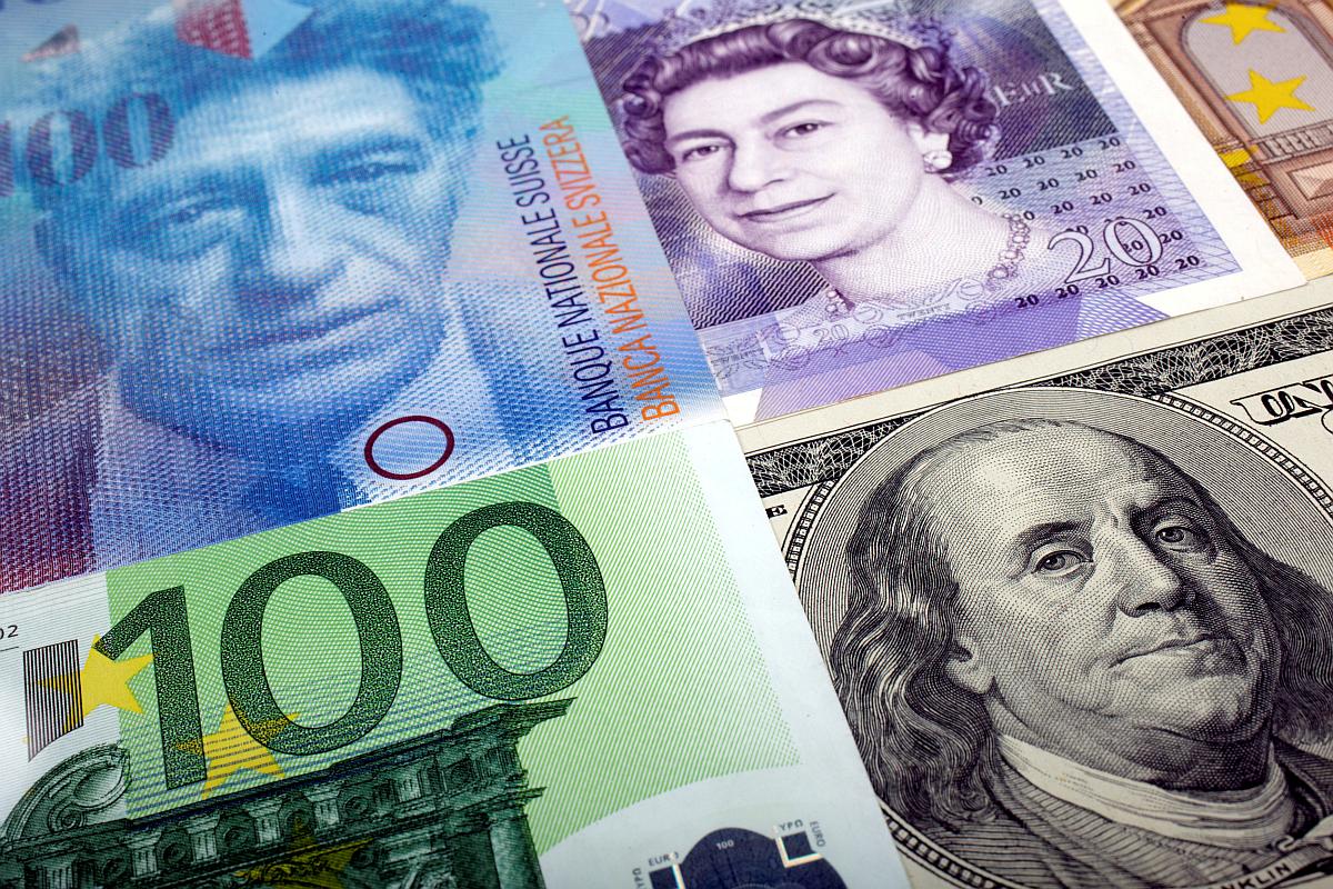 Evropska valuta je glede na dolar doživela največji tedenski padec po septembru. Vrednost evra je zdaj 1,0546 dolarja. Foto: Reuters