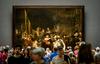 Obiskovalec preživel noč ob Rembrandtovi Nočni straži