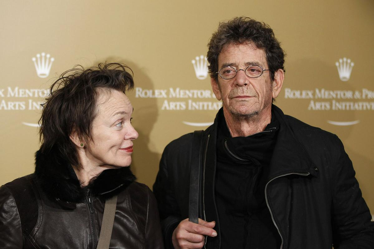 Vsestranska ameriška umetnica Laurie Anderson z možem Loujem Reedom na posnetku, ki je nastal novembra 2011 – slabo leto in pol, preden je glasbenik umrl po zapletih po presaditvi jeter. Foto: Reuters