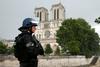 Pariz: Napadalec na policista naj bi vzklikal 