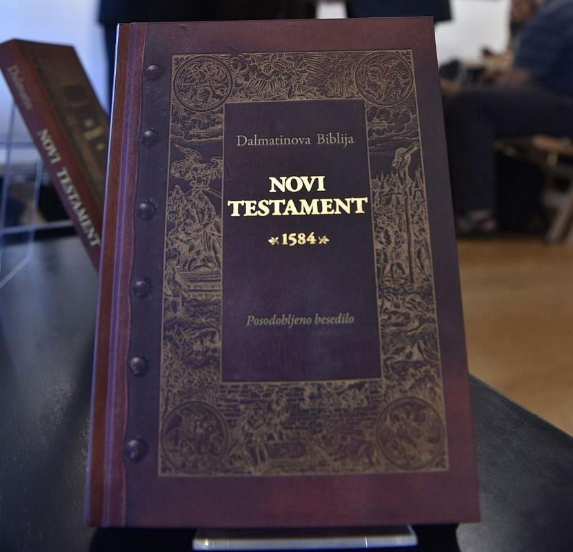 Združenje Trubarjev forum je izdalo posodobljeno izdajo Dalmatinovega Novega testamenta iz prvega slovenskega prevoda Biblije, ki je izšla leta 1584. Foto: Žiga Živulović jr./Bobo