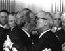 Poljubljanje po zgledu Rodinovega kipa ali pa pač Honeckerja in Brežnjeva