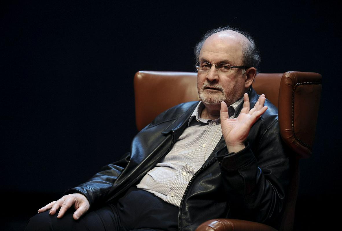 Salman Rushdie (1947) se je rodil v Bombaju v Indiji v premožni muslimanski družini, s 14 leti pa ga je oče poslal na šolanje v Veliko Britanijo. Leta 1988 je izšel njegov roman Satanski stihi, zaradi katerega je tedanji iranski verski in politični voditelj Ruhola Musavi Homeini leta 1989 na njegovo glavo razpisal fatvo in ga s tem obsodil na smrt. Foto: Reuters