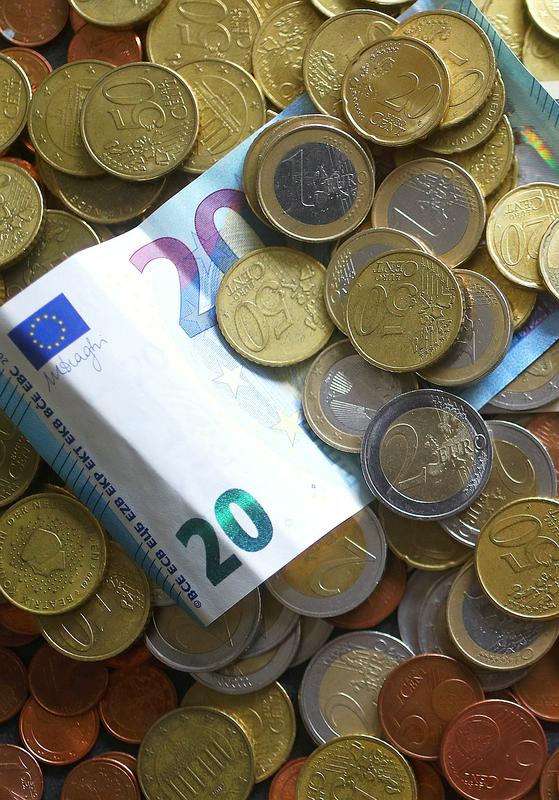 Javni dolg je konec prvega četrtletja letos dosegel 32,85 milijarde evrov. Foto: Reuters