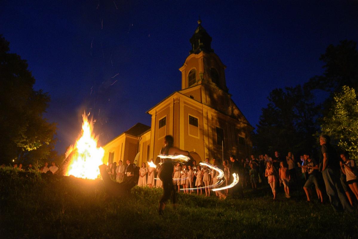 Kdo bo 23. junija prižgal kresni ogenj na Rožniku? (Fotografija je izpred nekaj let.) Foto: BoBo