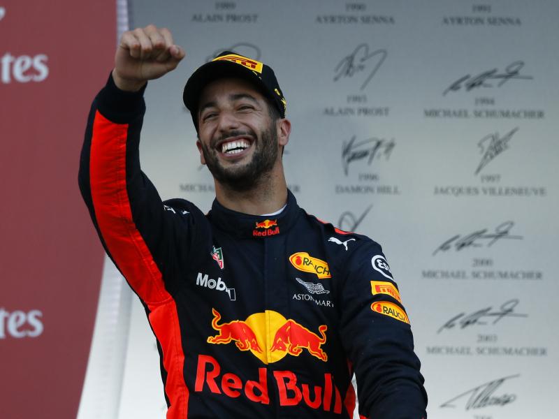 Daniel Ricciardo je izkoristil spodrsljaje in smolo tekmecev ter dosegel peto zmago v karieri. Foto: Reuters