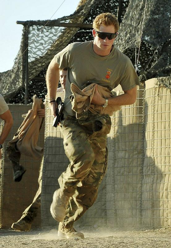 Princ Harry v Afganistanu v vojaški uniformi. Foto: Reuters