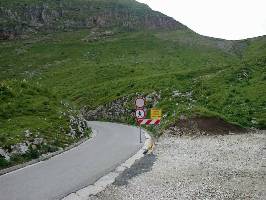 Mangartska cesta po skalnem podoru novembra 2012 ni prevozna do vrha Mangartskega sedla. Foto: MMC RTV SLO