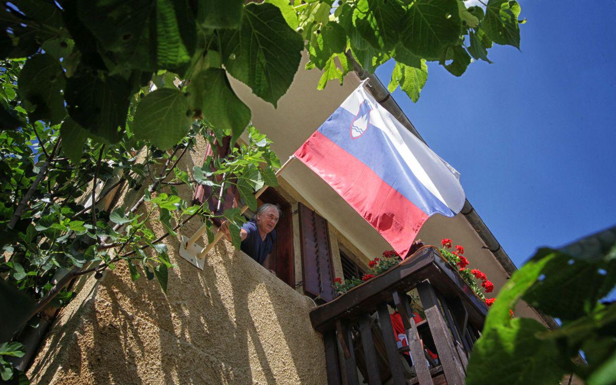 Obešanje zastave v vasi Drage po razglasitvi sodbe arbitražnega sodišča. Foto: BoBo