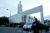 V Parizu aretiran moški, ki se je poskušal z vozilom zaleteti v ljudi pred mošejo