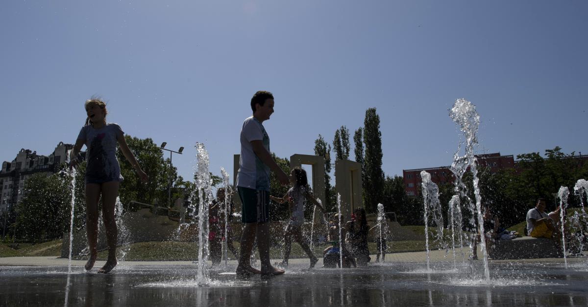Prebivalci prestolnice Sofija se poskušajo ohladiti v vodnjaku. Foto: EPA