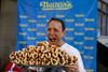 Foto: V New Yorku tekmovali v žretju hrenovk – zmagovalec jih je pospravil kar 72