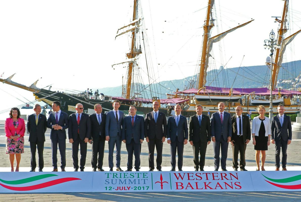 Zunanji ministri 12 držav udeleženk vrha o zahodnem Balkanu v Trstu. Vrh so poimenovali tudi vrh povezljivosti - prometne, gospodarske in med ljudmi, ob ponovni potrditvi neomajne zavezanosti evropski prihodnosti regije. Namen vrha je okrepiti regionalno sodelovanje in s tem zagotoviti napredek zahodnobalkanske šesterice na poti v EU. Foto: EPA