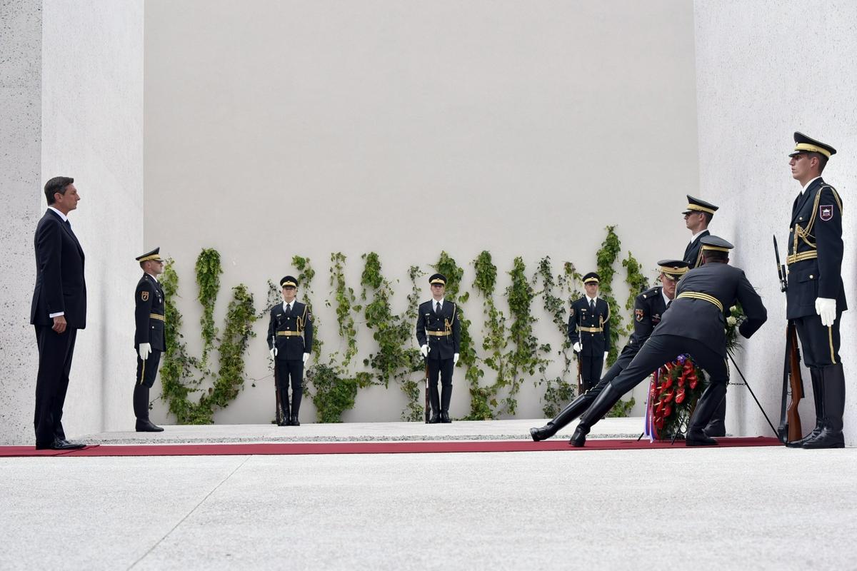 Predsednik republike Borut Pahor je bil osrednji govornik na otvoritvi spomenika vsem žrtvam vojn in z vojnami povezanim žrtvam. Foto: BoBo