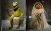 Žabec Kermit in Gospodična Pujsa se z razširjeno družbo razkazujeta v New Yorku