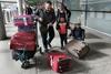 Ryanair se huduje: Potniki zlorabljajo pravila, še malčki vlečejo kovčke na letalo