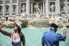 Foto: V Rimu poskusno omejujejo dostop do fontane Trevi
