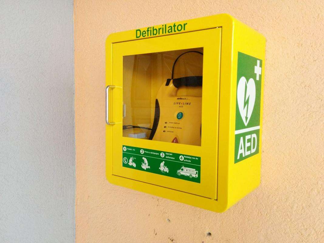Primer defibrilatorja, postavljenega na javnem mestu. Foto: Radio Koper Primer defibrilatorja, postavljenega na javnem mestu. Foto: Radio Koper