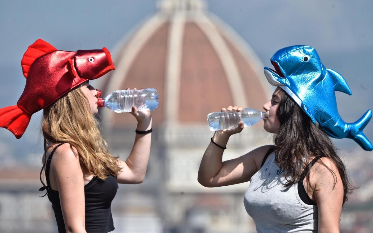 Mladenki v Firencah se hladita z vodo. Foto: EPA