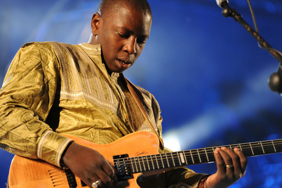 Vieux Farka Toure: Vieux Farka Touré je sin legendarnega malijskega kitarista Alija Farke Touréja. Tako kot se je oče Ali, se tudi sin Vieux se uvršča med najboljše kitariste na svetu. Foto: 