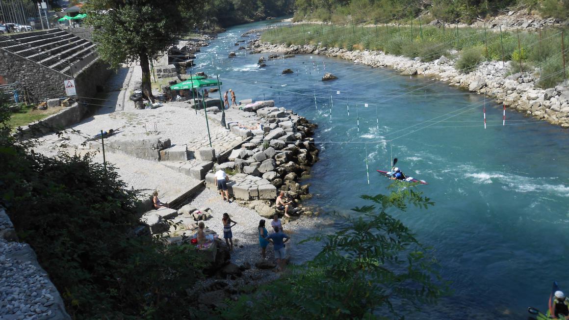 Predvidena izločitev območij ob reki Soči v Kanalu in Solkanu iz seznama kopalnih voda je v lokalnih skupnostih in civilni družbi na Goriškem povzročila nemalo začudenja in ogorčenja. Foto: Radio Koper