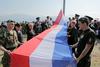 Hrvatje slavijo dan zmage, Srbi se spominjajo pregona in žrtev