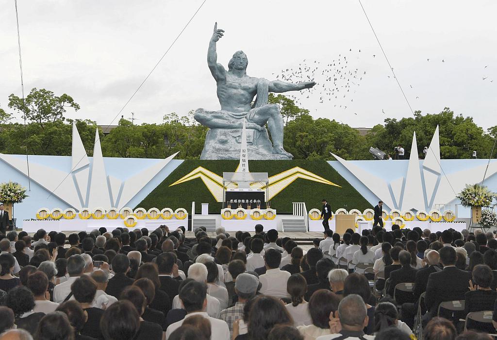 Nad spomenikom v Nagasakiju so ob 72. obletnici napada poleteli beli golobi. Foto: Reuters