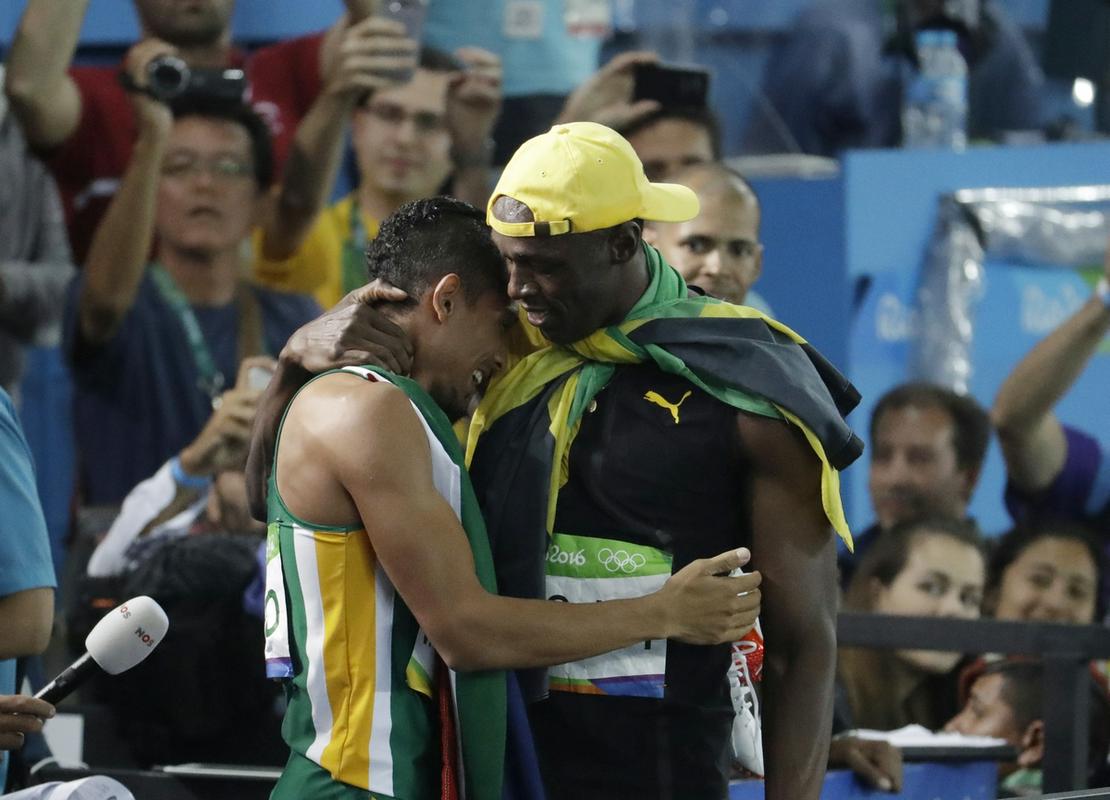 Wayde van Niekerk in Usain Bolt v Riu, kjer sta se oba ovenčala z naslovom olimpijskega prvaka. Foto: AP