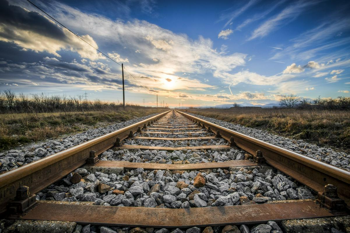 Z navedenimi deli bodo končali prenovo in nadgradnjo približno 50-kilometrske kočevske železnice od Grosupljega do Kočevja, in to mesto po pol stoletja, odkar je tam vozil zadnji vlak, vnovič železniško povezali z Ljubljano. Foto: Pixabay