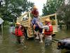 Foto: Zaradi poplav v Houstonu onemogočen promet, rešili več kot tisoč ljudi