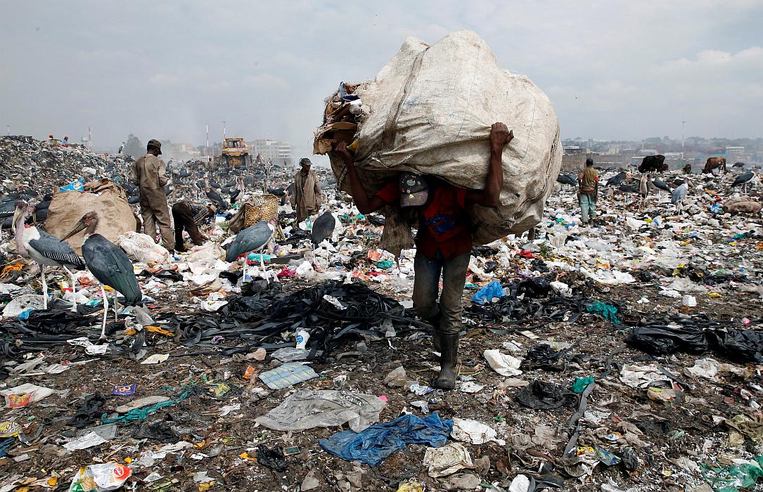 Kenijci porabijo mesečno okoli 24 milijonov plastičnih vrečk. Foto: Reuters