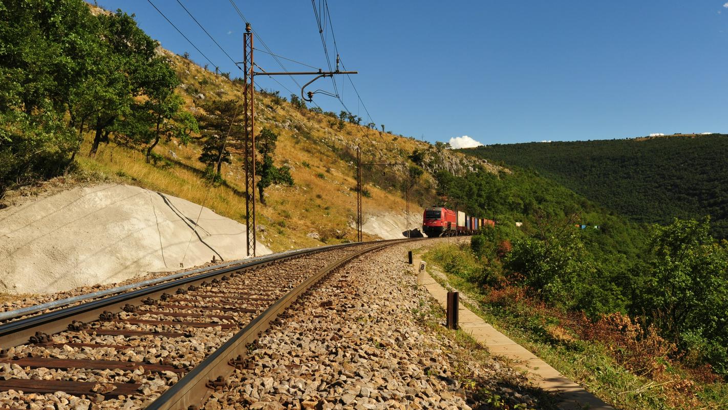 Obstoječa železniška proga pri Divači. Foto: BoBo