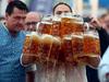 Natakar presegel lasten svetovni rekord v nošenju piva