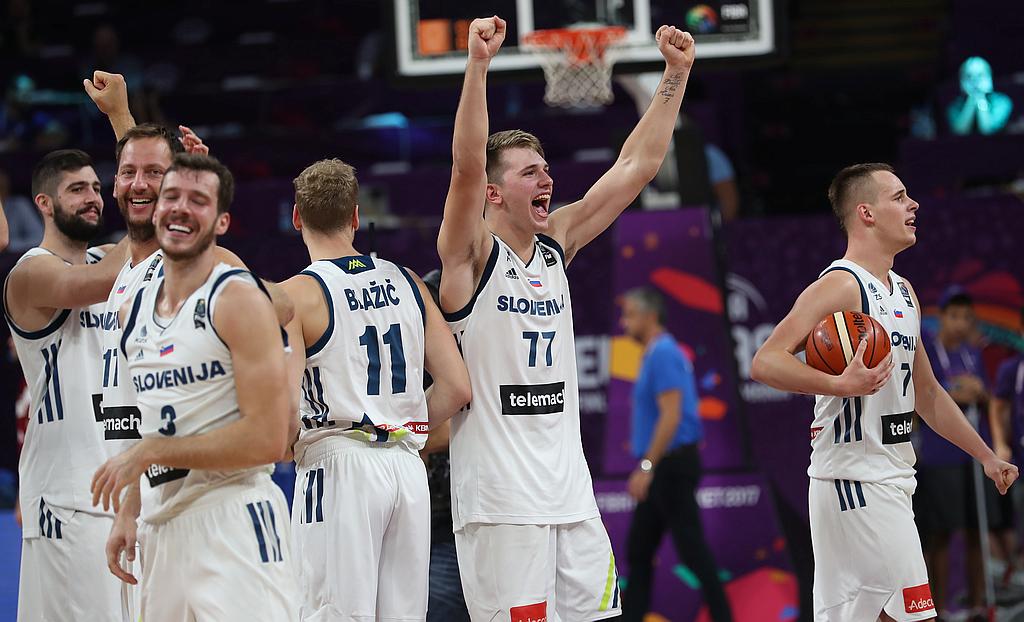 Slovenski košarkarji so se uvrstili med štiri najboljše ekipe na 40. evropskem prvenstvu. V četrtfinalu so premagali Latvijo s 103:97, v polfinalu v četrtek ob 20.30 pa jih čakajo evropski prvaki Španci. Foto: EPA