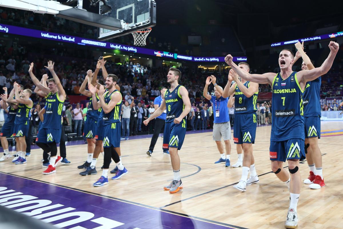Zmaga nad Španijo pomeni medaljo evropskega prvenstva in uresničitev sanj več generacij slovenskih košarkarjev. V nedeljo bo tekmec Slovenije Srbija ali Rusija. Foto: EPA