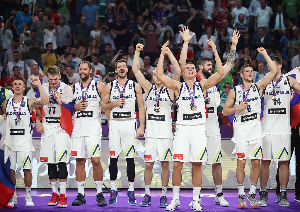 25 let je Slovenija čakala na preblisk košarkarjev na velikih tekmovanjih in ga dočakala v neverjetnem slogu - 9 tekem in 9 zmag. V polfinalu je padla Španija, v finalu Srbija. Foto: Reuters